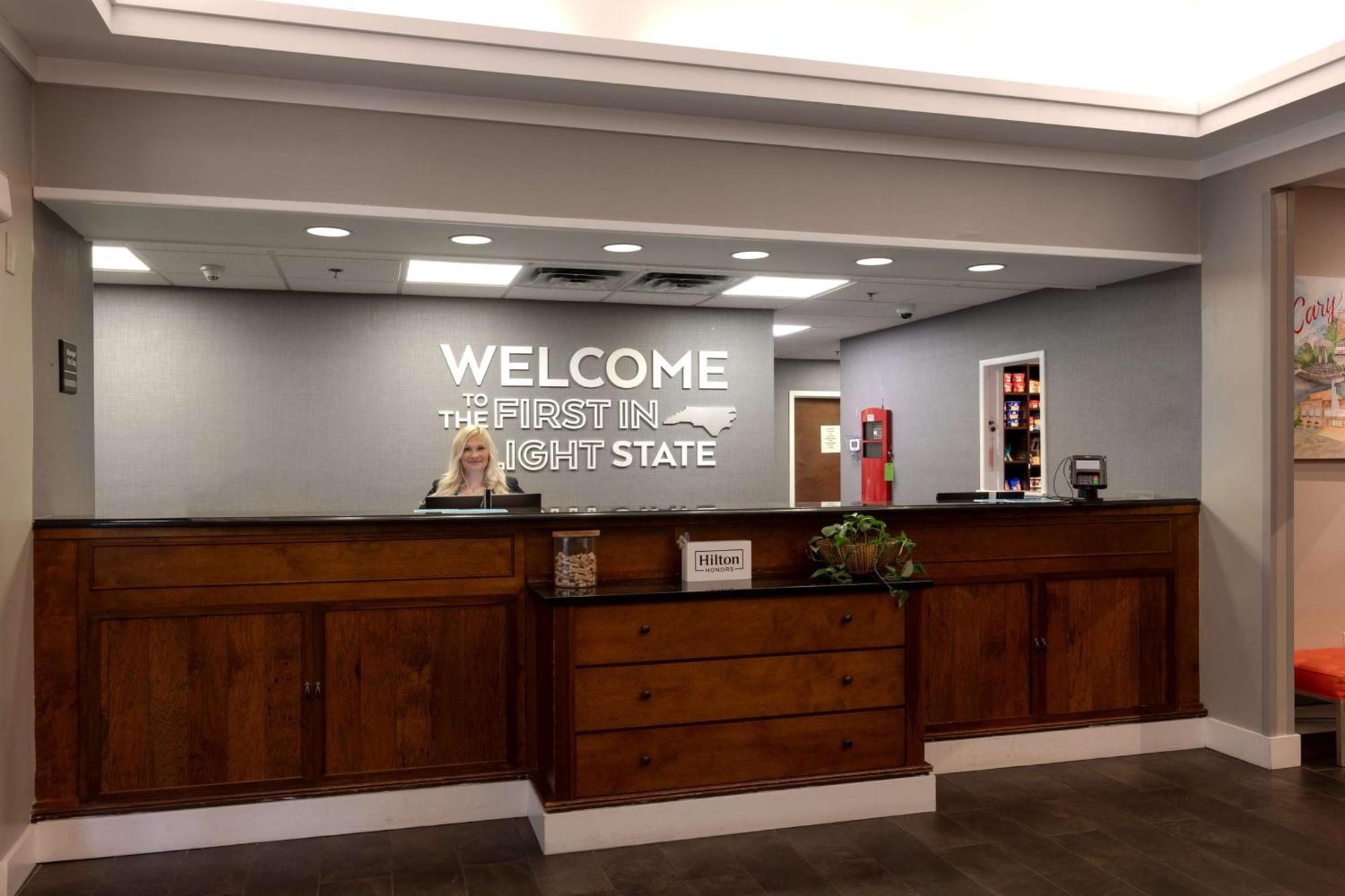 Hampton Inn & Suites Raleigh Cary Lenovo Center Buitenkant foto